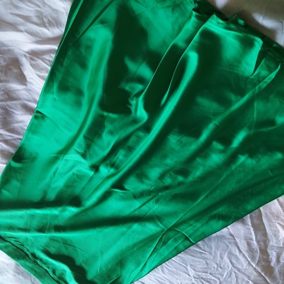 Vila satin bias cut midi skirt in bright green - Picture 5 of 6